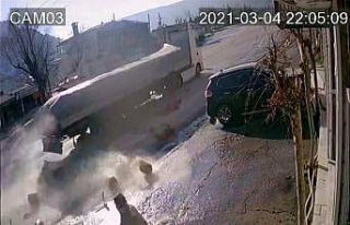 Tırdan düşen zeytin bidonlarından kaçarak kurtuldu