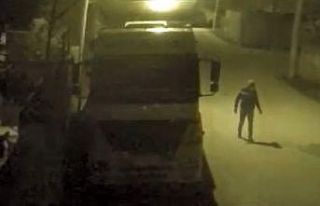 Tırdan söktüğü 60 kiloluk aküyü kucaklayıp...