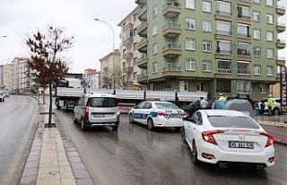 Tırı park etmek isterken park halindeki otomobile...