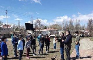 Tomarza’da öğrenciler ve öğretmenler okul bahçelerine...