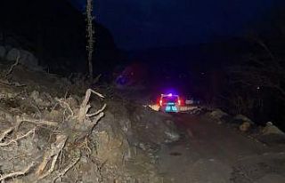 Toprak kayması mahallenin yolunu kapattı