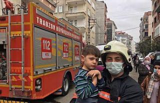 Trabzon’da çıkan yangında itfaiye ekipleri 3...