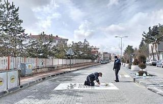 Trafikte ‘yaya önceliği’ için çizgiler çizildi