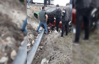 Traktörüyle kaza yaptı, yoldan geçen sağlık...