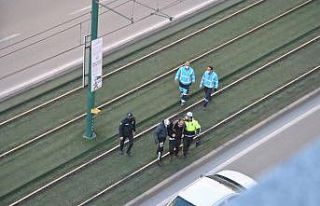 Tramvay yolunda kendine zarar vermek isterken baygınlık...