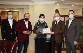 TÜGVA’nın yarışmasında dereye giren öğrenci...