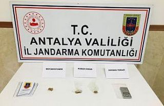 Turistlere uyuşturucu satan şahıs gözaltına alındı