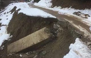 Türkeli’de köy yolunda heyelan