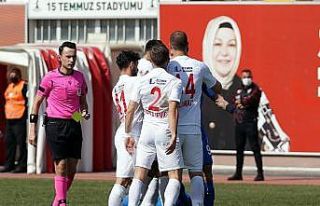 Tuzlaspor - Ümraniyespor maçında gerginlik