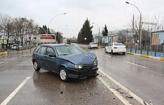 U dönüşü yapmak isterken kazaya sebep oldu: 3...