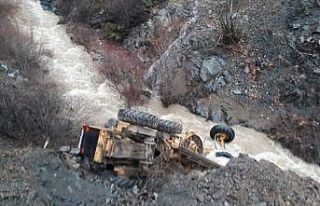 Uçurumdan dereye düşen greyderden canını son...