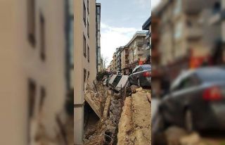 Ümraniye’de istinat duvarı çöktü, 3 araç altında...