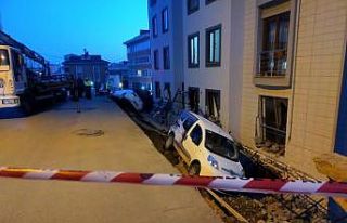 Ümraniye’de istinat duvarı çöktü, 4 araç yuvarlandı