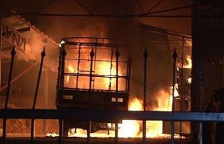 Ümraniye’de yanan kamyonetin alevleri depoyu sardı