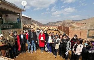 Üreten kadınlara çiçek