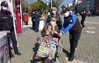 Uşak’ta polis ve jandarmadan kadınlara karanfilli...