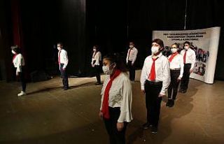 UYUM’lu öğrenciler duygulandırdı