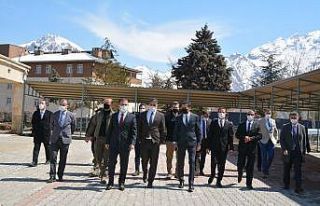 Vali Akbıyık, yeni halk pazarında incelemelerde...