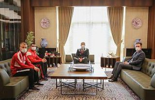 Vali Ali Çelik, başarılı sporcu Oğuz Türker’i...