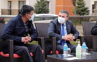 Vali Atay, gaziyi evinde ziyaret etti