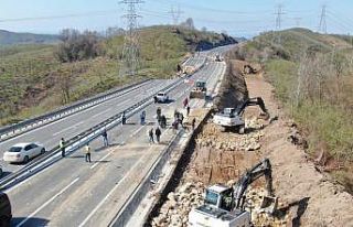 Vali Atay, heyelan bölgesindeki yol çalışmalarını...