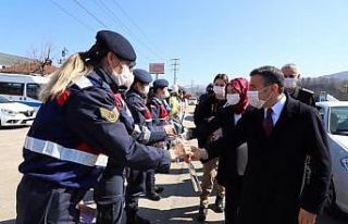 Vali Atay ile eşinden huzuru sağlayan kadınlara...