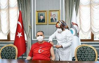 Vali Çuhadar ikinci doz aşısını oldu