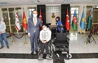 Vali Erin engelli bir gencin daha yüzünü güldürdü