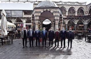 Vali Karaloğlu, tarihi Hasan Paşa Hanı esnafıyla...