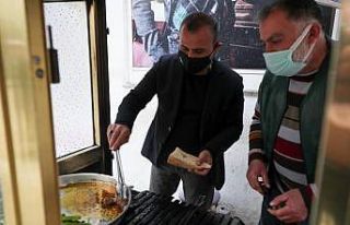 Vali köfte ekmek dağıttı