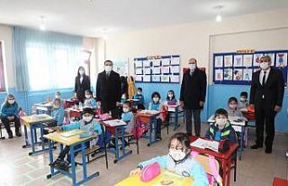 Vali Öksüz, öğrencilerin mutluluğuna ortak oldu