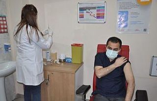 Vali Türker Öksüz’e ikinci doz aşısı yapıldı