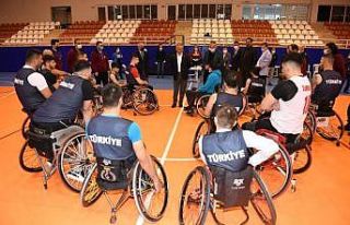 Vali Yazıcı milli sporcuları yalnız bırakmadı