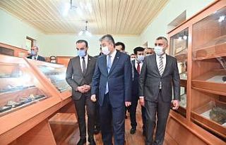 Vali Yılmaz nostaljik eğitim malzemeleri sergilenen...