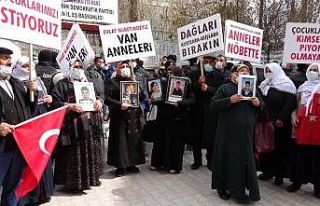 Van’da çocuklarını PKK’dan isteyen ailelerin...