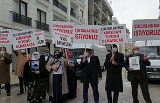 Vanlı anneler evlatları için HDP il binasına yürüdü