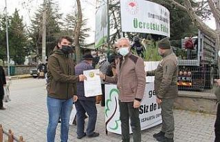 Vatandaşlara ücretsiz 10 bin fidan dağıtıldı