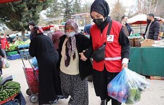 Vefalı gençler, pazara gitti yaşlılara yardım...