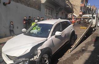 Virajı alamayan otomobilin çarptığı 2 yaşındaki...