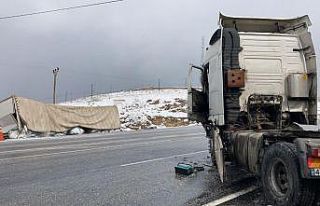 Virajı alamayan tır istinat duvarına çarptı:...