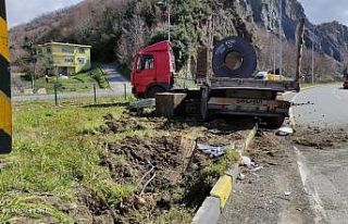 Virajı alamayan tır refüje çıktı