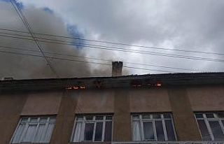 Virüsü unuttular yangını seyretmek için toplandılar