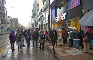 Yağan yağmur ve bulaş riski bile Eskişehirlileri...