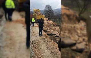 Yağışlara dayanamayan yol yine çöktü