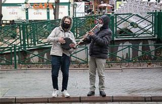 Yağışlı hava sokak sanatçılarını durduramadı