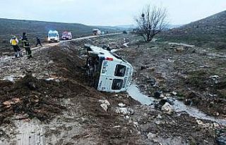 Yağışlı havada çamura dönen yol can aldı