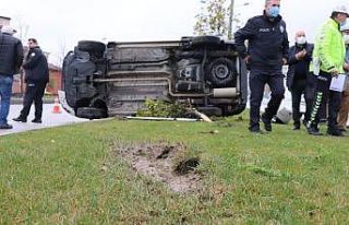 Yağışta kontrolden çıkan araç orta refüje çıkarak...