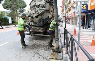 Yağmur suyu ızgaraları temizleniyor