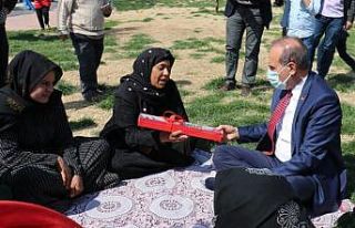 Yalçınkaya kadınlara karanfil dağıttı
