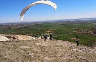 Yamaç paraşütleri Adıyaman semalarında süzüldü